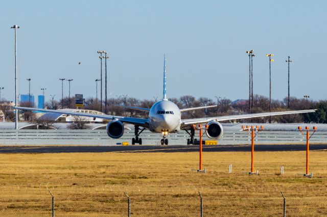 Boeing 777-200 — - American Airlines 777-200 taxing at DFW on 12/25/22. Taken with a Canon R7 and Tamron 70-200 G2 lens.