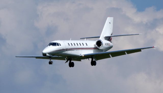 Cessna Citation Sovereign (N385QS) - On final is this 2006 Cessna Citation Soverign in the Summer of 2019.