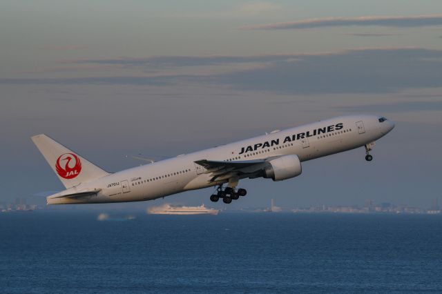 Boeing 777-200 (JA701J) - 2022.7.24br /JL329 HND→FUK