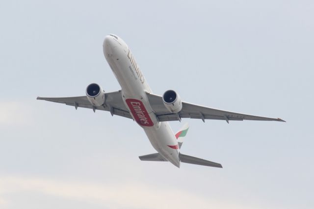 BOEING 777-300 (A6-ECE)