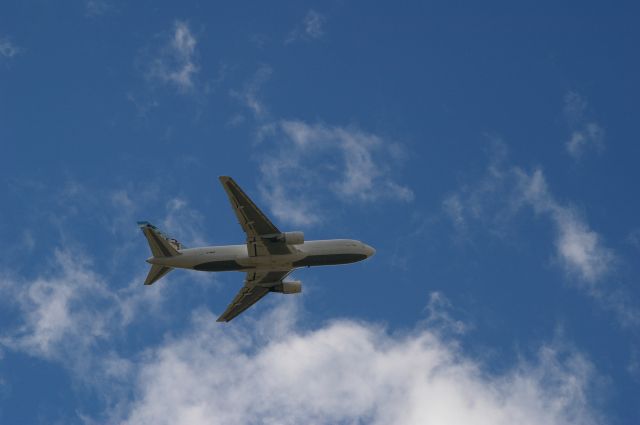 — — - J'étais non loin de l'aéroport quand j'ai vu cet avion peu après son décollage. Ce B-767 de First se rendait à Iqualuit en tant que cargo en 2010.