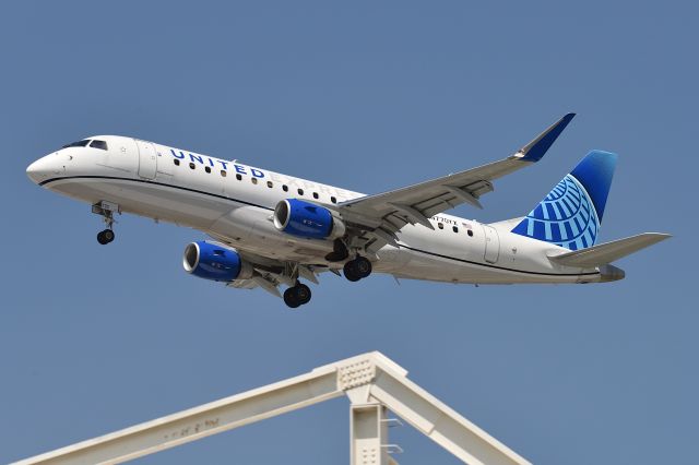 Embraer 175 (N770YX) - 23L 04-23-25
