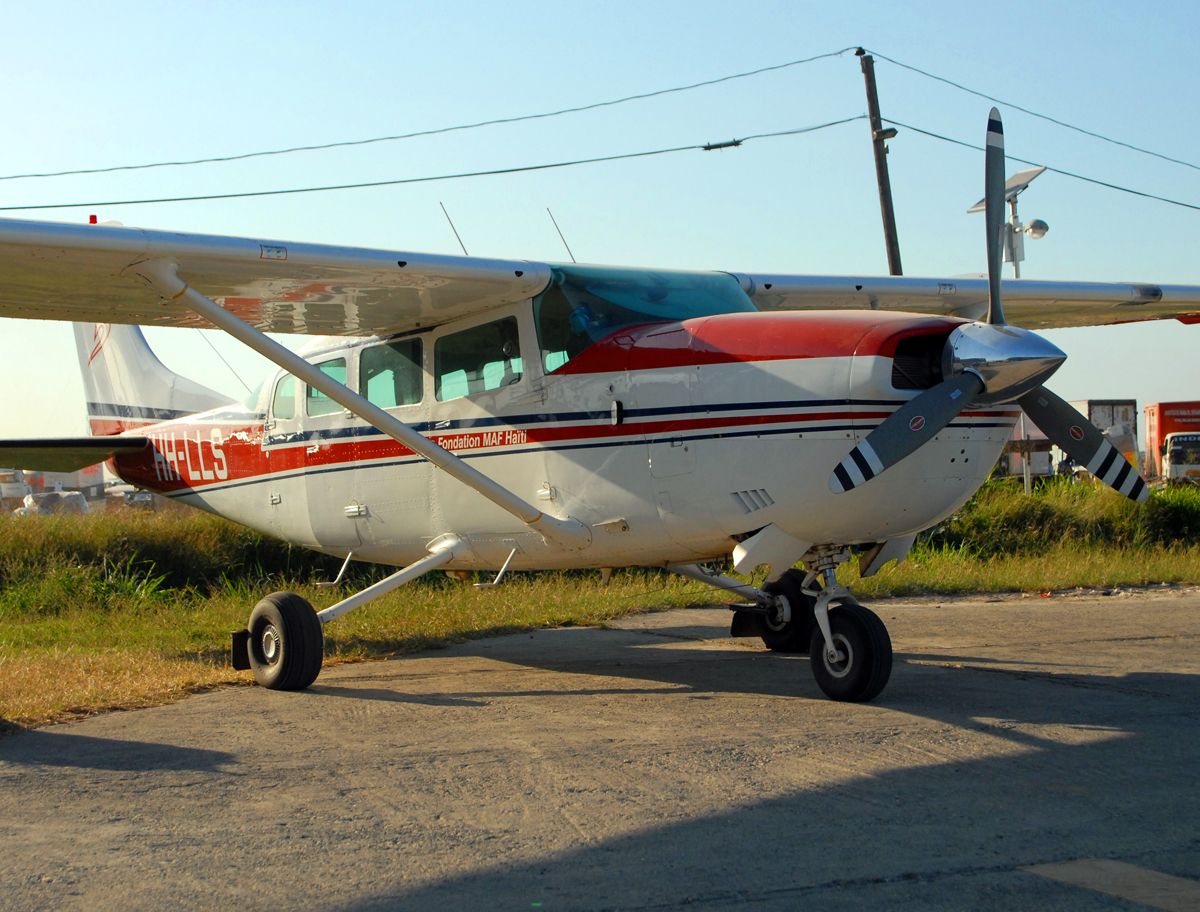 Cessna T207 Turbo Stationair 8 (HH-LLS) - MAF Cessna 207 on the ramp at Port-Au-Prince during the relief efforts following the 2010 earthquakes