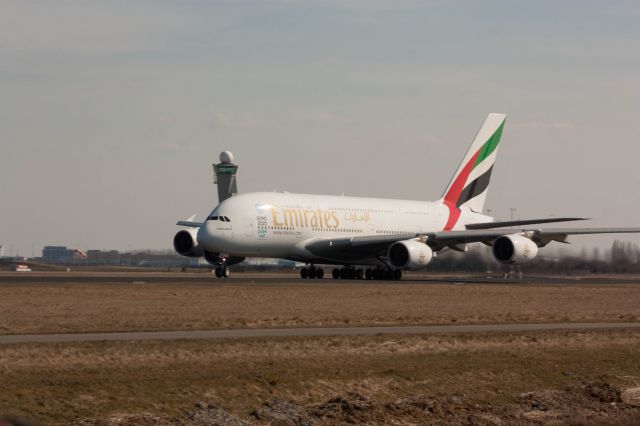 Airbus A380-800 (A6-EDO) - Take off