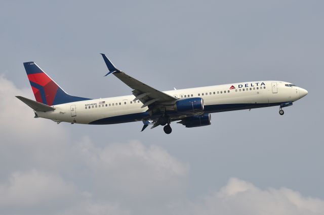 Boeing 737-900 (N904DN) - 23L 06-04-25