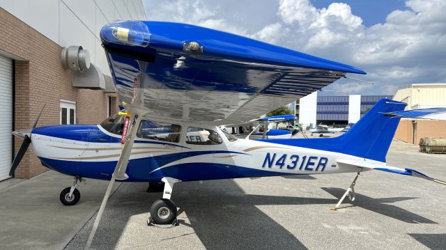 Cessna Skyhawk (N431ER) - 7/18/22 - retired from use at Embry-Riddle and will be sold to a new owner soon. It will be registered N431CR.