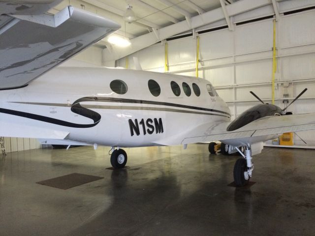 Beechcraft King Air 90 (N1SM)