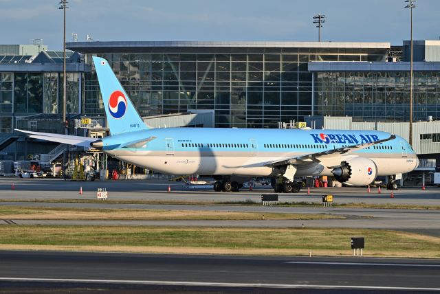 BOEING 787-10 Dreamliner (HL8573)