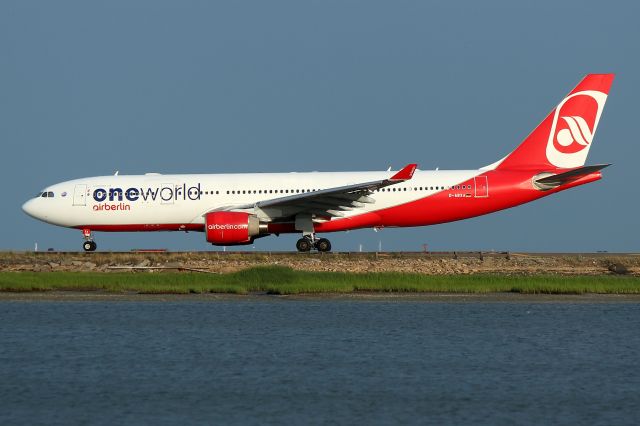 Airbus A330-200 (D-ABXA) - Air Berlin 7473 taxiing on November