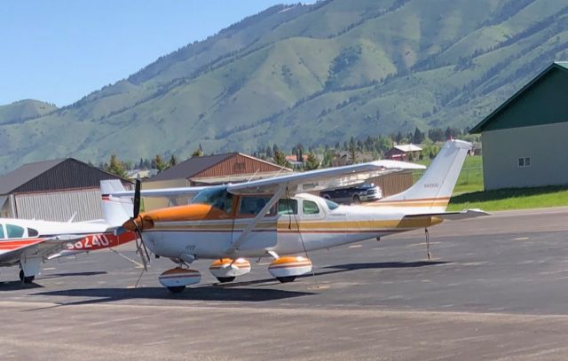 Cessna 206 Stationair (N4690U)