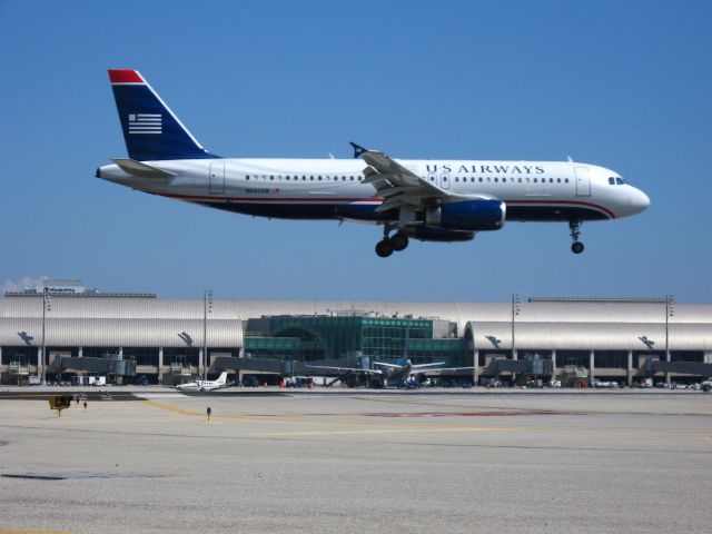 Airbus A320 (N640AW) - Landing on RWY 19R