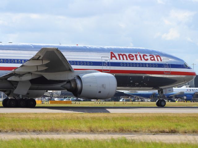 Boeing 777-200 (N784AN) - American Airlines B777-200ER commences take off role from runway 027R at LHR.
