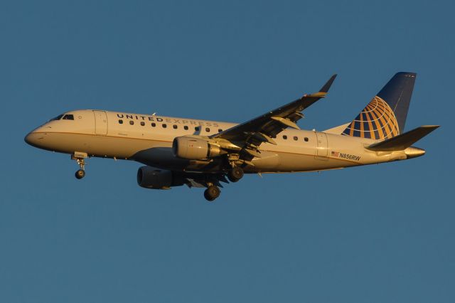 Embraer 170/175 (N856RW) - Sunset arrival at Dulles International