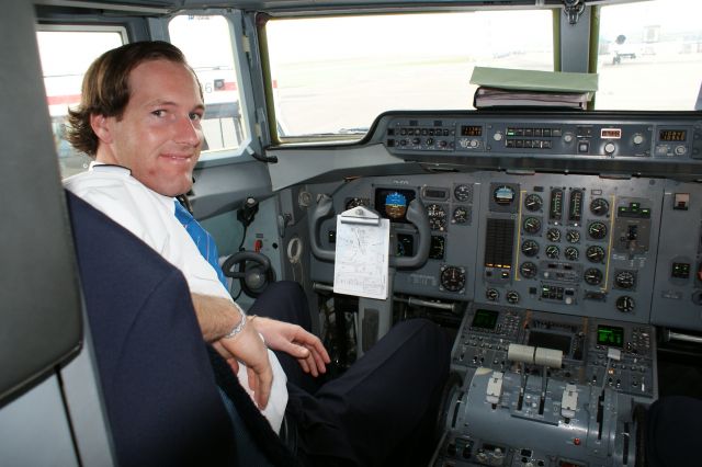 — — - Piloot KLM CityHopper Amsterdam Schiphol