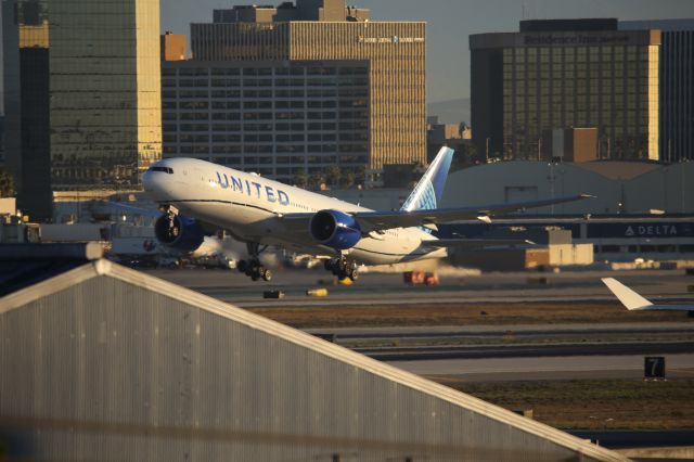 Boeing 777-200 (N79011)