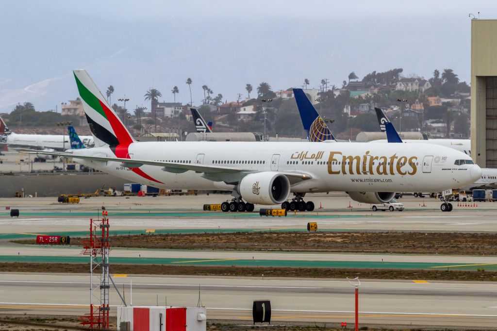 BOEING 777-300ER (A6-EPX)
