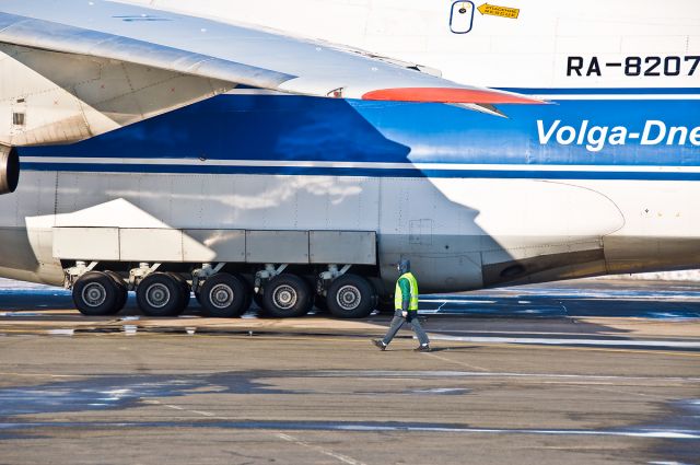 Antonov An-124 Ruslan (RA-82078) - Wheels and heels