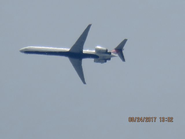 McDonnell Douglas MD-90 (N958DN)