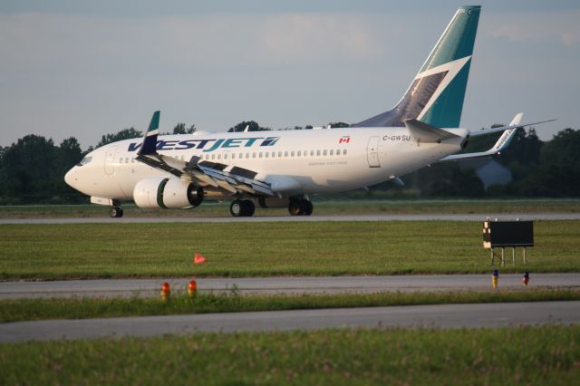 Boeing 737-700 (C-GWSU) - Early evening arrival At London International Airport CYXU