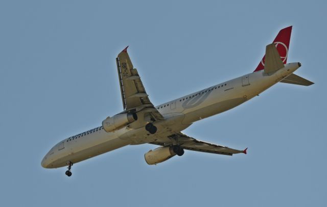 Boeing 737-700 (TC-JRO)