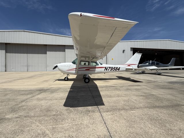 Cessna Skyhawk (N79584) - 79584 on ramp at Kissimmee Gateway Scott MacDonald Aircraft 