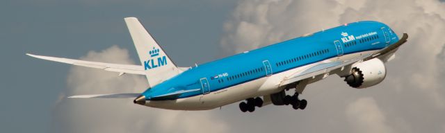 Boeing 787-9 Dreamliner (PH-BHD) - KLM662 departs Houston heading back to Amsterdam.