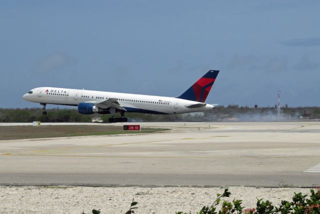 Boeing 757-200 (N680DA)