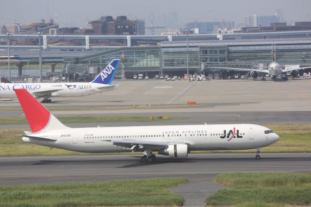 BOEING 767-300 (JA8299)