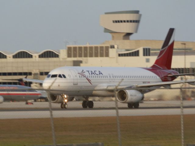 Airbus A320 (N680TA)