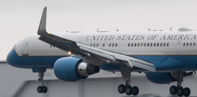 98-0001 — - Air Force 2 seconds away from landing on runway 9R at Pontiac/Oakland County International Airport.