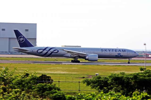 BOEING 777-300 (PH-BVD) - Take off~