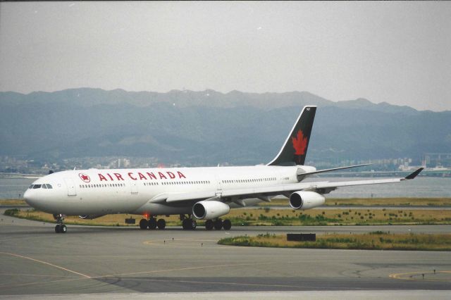 Airbus A340-300 (C-GBOM)