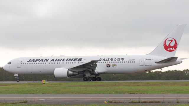 BOEING 767-300 (JA8987) - “We can get through this JAPAN livery”br /Japan Airlines / Boeing 767-346br /Sep.24.2016 Kushiro Airport [KUH/RJCK] JAPAN