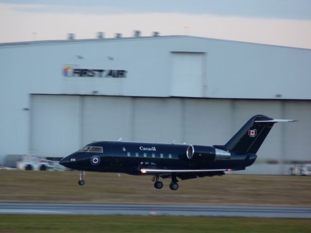 Canadair Challenger (14-4616) - landing on #25