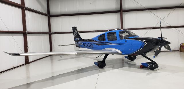 Cirrus SR-22 (N143RS) - Hangar chill.