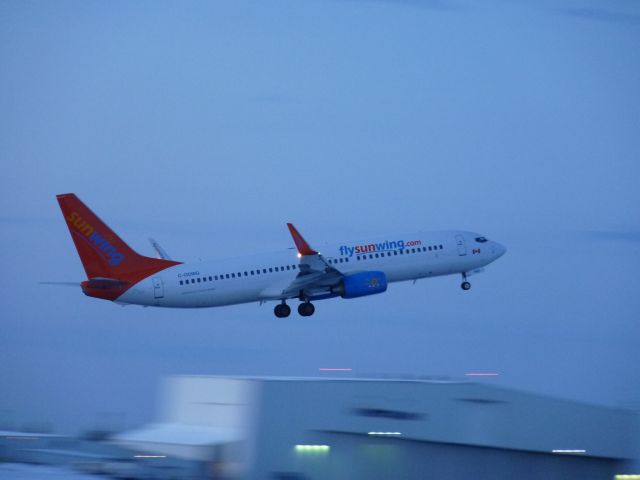 Boeing 737-800 (C-GOWG)