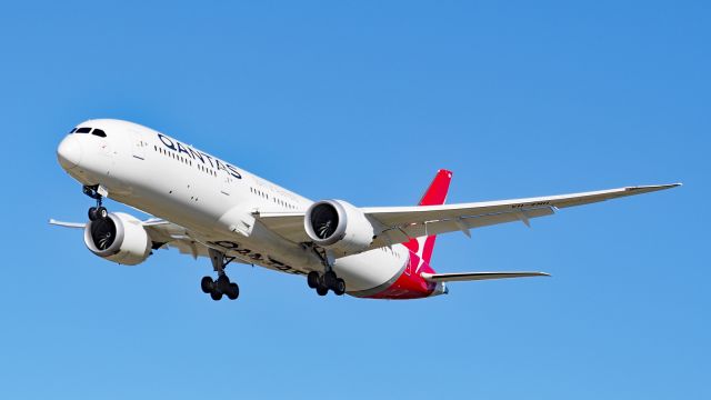 Boeing 787-9 Dreamliner (VH-ZNA) - Boeing 787-9. Qantas VH-ZNA final runway 06 YPPH 120719