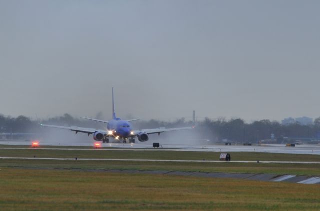 BOEING 737-300 (N466WN) - Rainy landing 12R KHOU