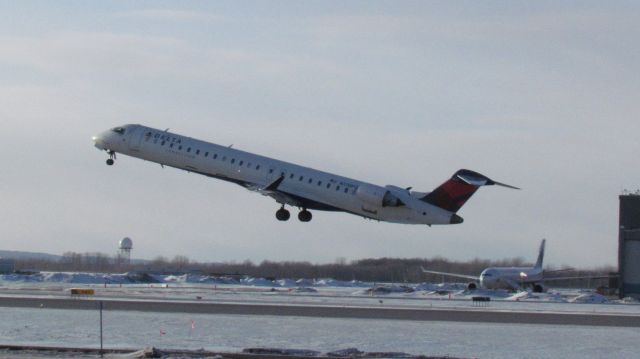 Canadair Regional Jet CRJ-900 (N170PQ)