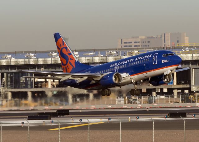 Boeing 737-700 (N713SY)