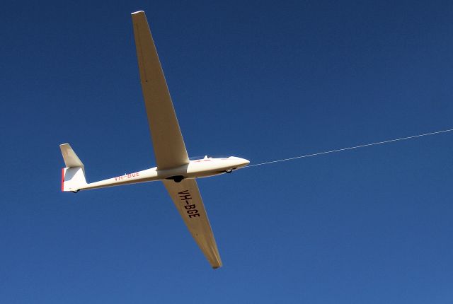 VH-BGE — - Sequence showing Cessna 150 tug tow launch at Boonah Queensland. Tug has 180hp engine.Glider is Schleicher ASK 21 of Boonah club