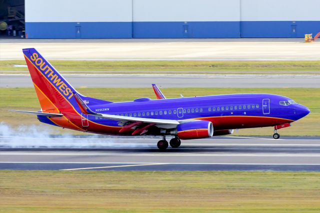 Boeing 737-700 (N293WN) - Arriving on RWY 19L from KMHT