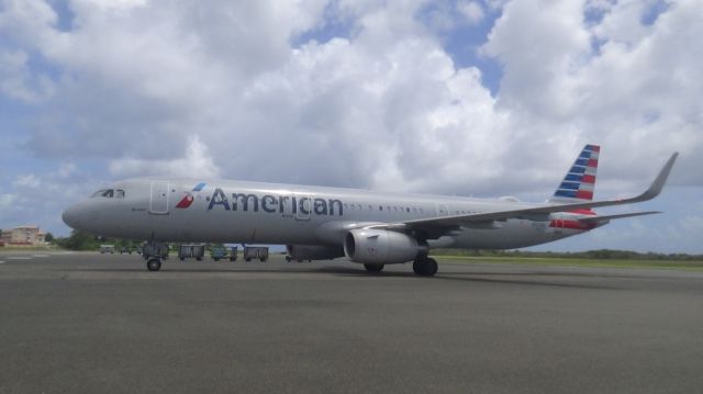 Airbus A321 (N137AA)
