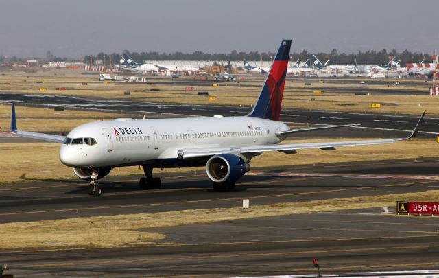 Boeing 757-200 (N6700) - Delta Air Lines / Boeing 757-232 / MSN 30337 / N6700 / MMMX 02/2020