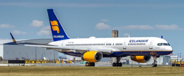 Boeing 757-200 (TF-ISR) - Some horrible heat haze here as FI603 lines up on runway 06R