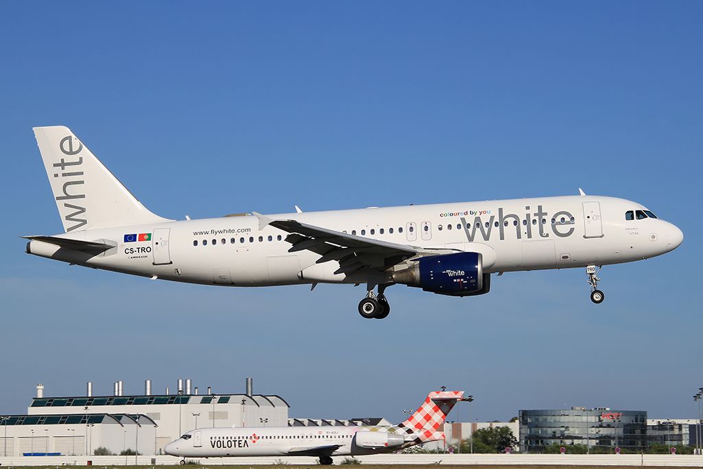 Airbus A320 (CS-TRO)