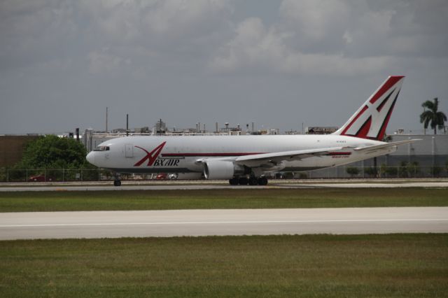 BOEING 767-200 (N749AX)