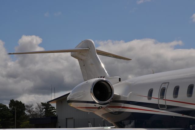 Bombardier Challenger 300 (N527FX)