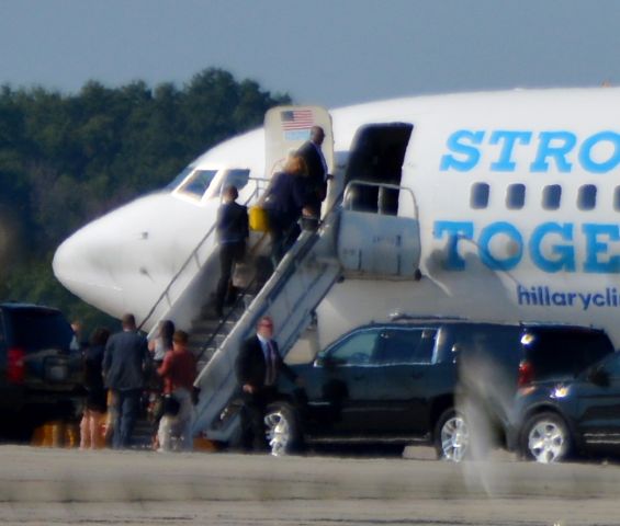 Boeing 737-800 (N881XA) - Hillary departs Cleveland. 09-05-16.