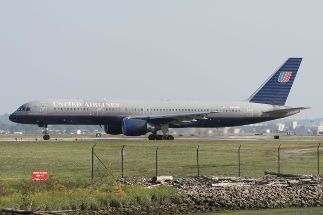 Boeing 757-200 (N580UA) - August 29, 2010 - leaving Washington Reagan 